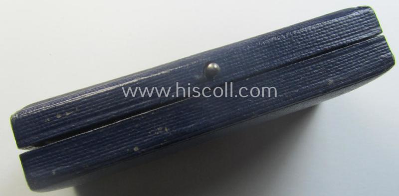 WH (Luftwaffe) etui as was intended to store a: 'Frontflugspange für Kampfflieger - Silber' (or: silver-class bomber-pilots'-clasp ie. FFS) that is showing the imprinted text: 'Frontflugspange für Kampfflieger - Silber'