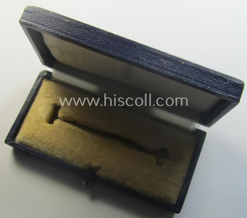 WH (Luftwaffe) etui as was intended to store a: 'Frontflugspange für Kampfflieger - Silber' (or: silver-class bomber-pilots'-clasp ie. FFS) that is showing the imprinted text: 'Frontflugspange für Kampfflieger - Silber'