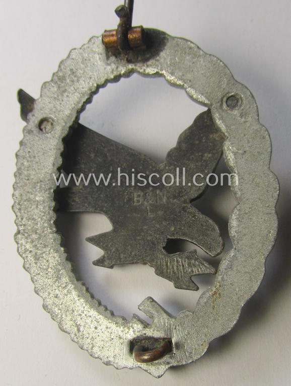 Damaged, WH (Luftwaffe) 'Fliegerschützen-Abzeichen mit Blitzbündel' being a neatly maker- (ie. 'B&N - L.'-) marked- and/or: typical zinc- (ie. 'Feinzink'-) based example as was produced by the: 'Berg & Nolte'-company
