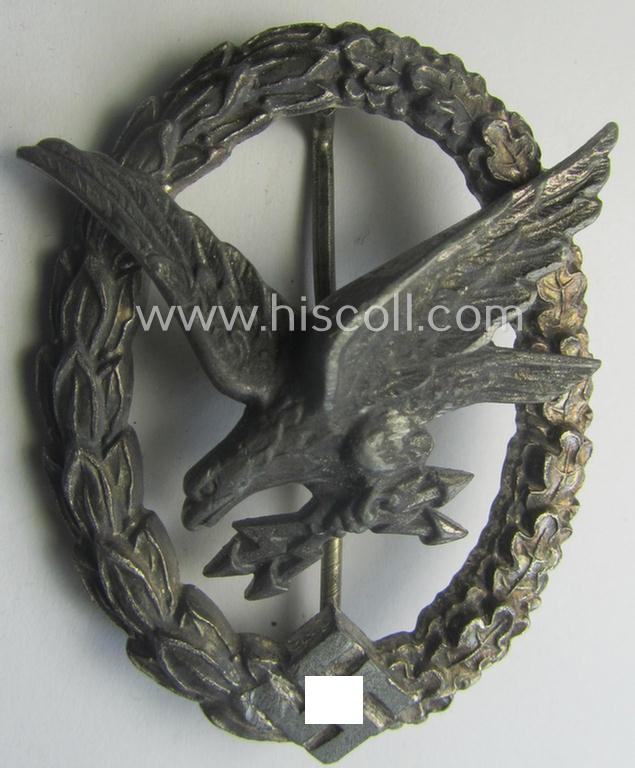 WH (Luftwaffe) 'Fliegerschützen-Abzeichen mit Blitzbündel' being a neatly maker- (ie. 'Wilh. Deumer'-) marked- and/or: typical zinc- (ie. 'Feinzink'-) based example as was produced by the: 'Wilh. Deumer'-company