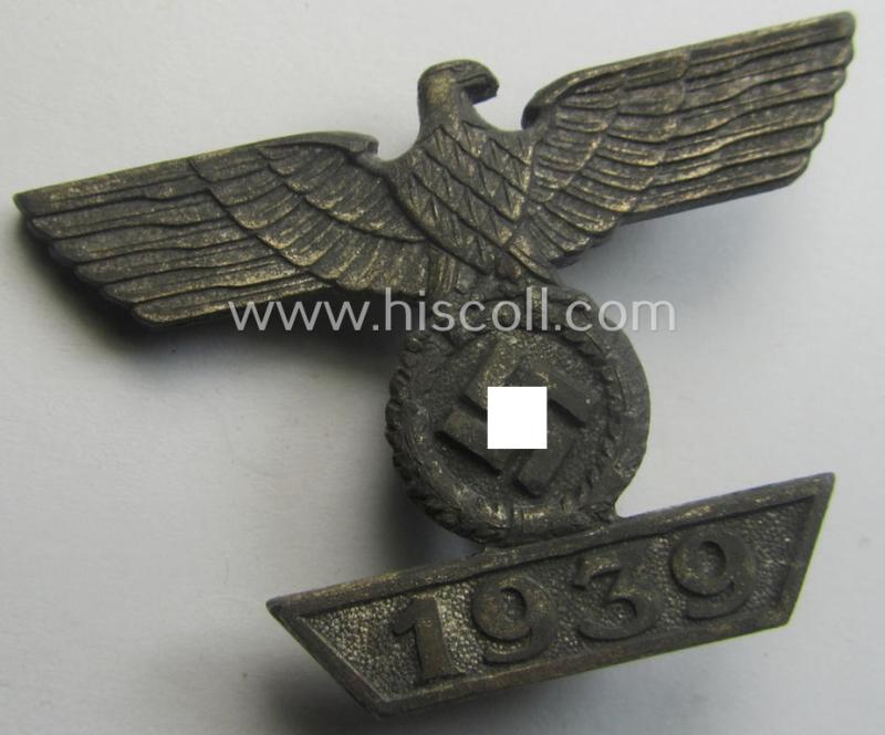 Maker- (ie. 'L/13'-) marked 'Wiederholungsspange zum EK I. Klasse' as executed in greyish-silver-toned 'Feinzink' by the: 'Paul Meybauer'-company and that comes in an overall nice- and/or fully untouched, condition