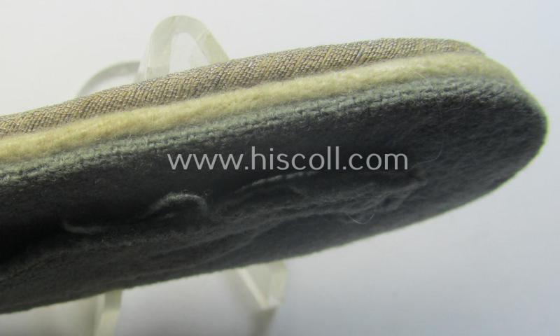 Pair of WH (Heeres officers'-type shoulderboards as (dual)piped in the white-coloured branchcolour as was intended for a: 'Hauptmann der Infanterie-Truppen'