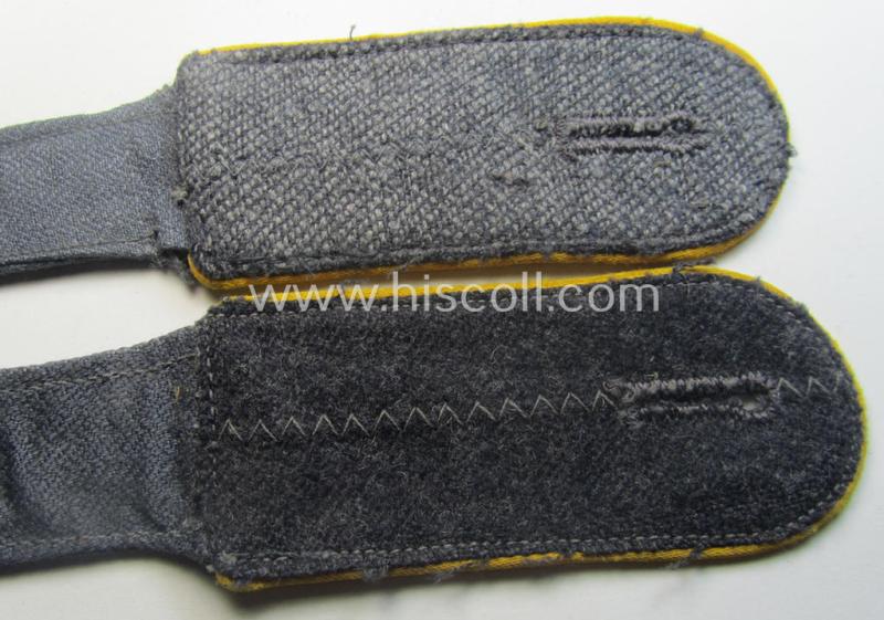 Pair of WH (Luftwaffe) shoulderstraps as was executed in typical 'HBT'-type cloth and piped in the bright-yellow-coloured branchcolour as was intended for a: 'Soldat der Flieger- o. Fallschirmjäger-Trpn.'