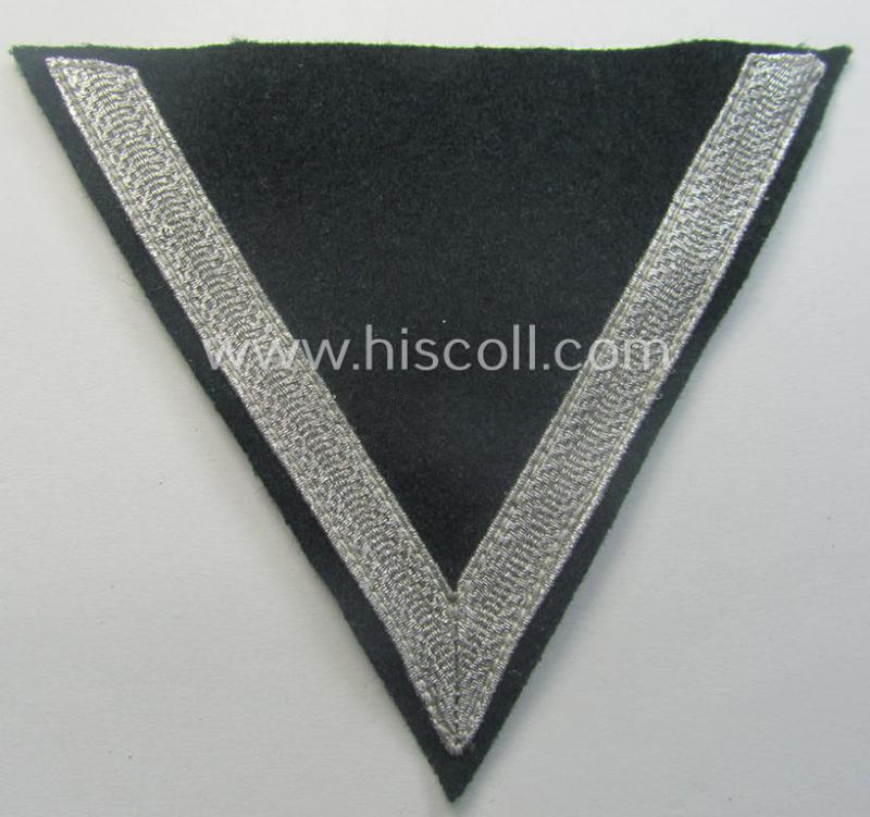 WH (Heeres) 'Armwinkel' (or: arm-chevron) as executed on typical darker-green-coloured wool as was specifically intended for usage by a soldier with the rank of: 'Gefreiter'