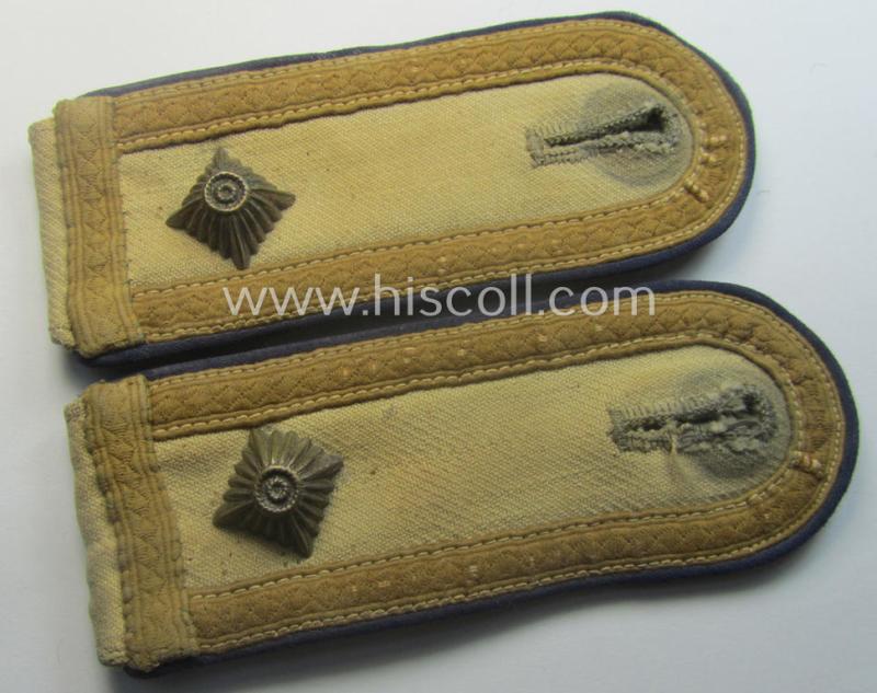 Fully matching - and most certainly rarely encountered! - pair of WH (Heeres) NCO-type, 'tropical'-pattern shoulderstraps as was intended for - and most certainly worn by! - a: 'Feldwebel der Heeres-Sanitäts-Trpn.'
