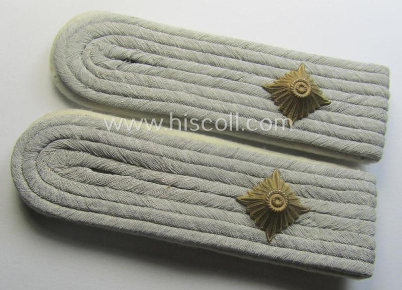 'Virtually mint' pair of WH (Heeres) officers'-type shoulderboards: 'Oberleutnant eines Infanterie-Rgts.'
