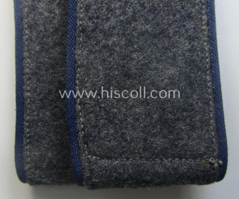 Pair of WH (Luftwaffe) enlisted-mens'-type shoulderstraps as piped in the darker-blue-coloured branchcolour as was specifically intended for a: 'Soldat der Sanitäts-Trpn.'