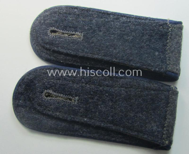 Pair of WH (Luftwaffe) enlisted-mens'-type shoulderstraps as piped in the darker-blue-coloured branchcolour as was specifically intended for a: 'Soldat der Sanitäts-Trpn.'
