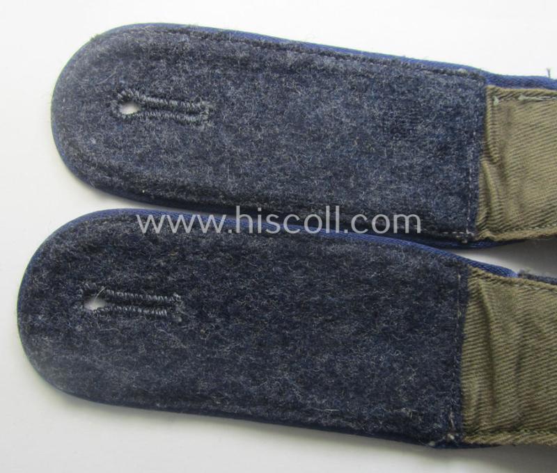 Pair of WH (Luftwaffe) enlisted-mens'-type shoulderstraps as piped in the darker-blue-coloured branchcolour as was specifically intended for a: 'Soldat der Sanitäts-Trpn.'