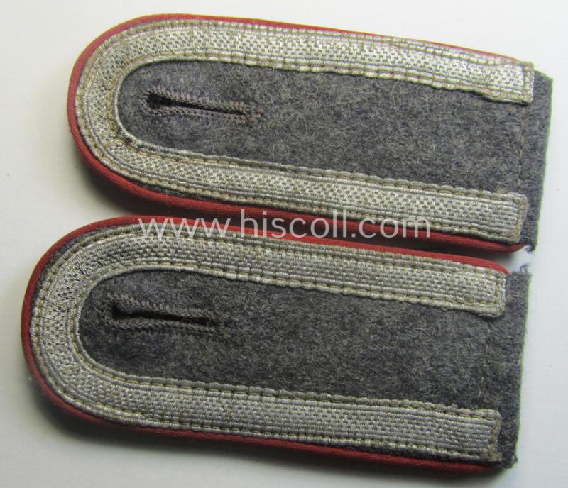 Neat - and/or fully matching! - pair of WH (Luftwaffe) NCO-type shoulderstraps as piped in the bright-red branchcolour as was intended for an: 'Uffz. o. Unterwachtmeister der Flak-Art.-Trpn.'