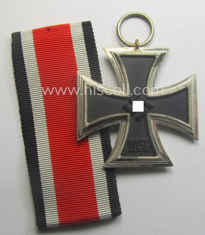'Eisernes Kreuz II. Klasse' being a (typical) non-maker-marked example that comes together with its original- and never-mounted ribbon (ie. 'Bandabschnitt') as was produced by a (by me) unidentified maker (ie. 'Hersteller')