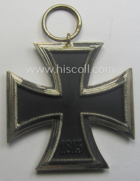 'Eisernes Kreuz II. Klasse' being a (typical) non-maker-marked example that comes together with its original- and never-mounted ribbon (ie. 'Bandabschnitt') as was produced by a (by me) unidentified maker (ie. 'Hersteller')