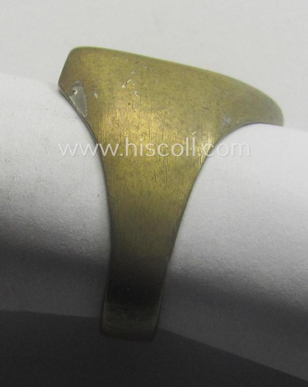 WH (LW, Heeres, KM etc.) related, metal-based so-called: 'souvenir'-ring depicting an illustration of three flying planes coupled with the text: 'Gegen Engeland'