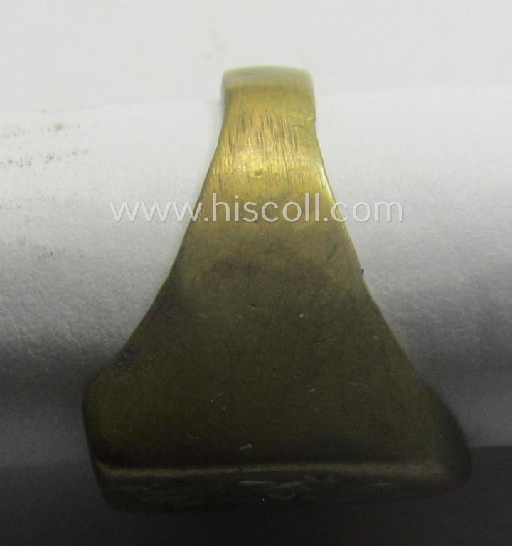 WH (LW, Heeres, KM etc.) related, metal-based so-called: 'souvenir'-ring depicting an illustration of three flying planes coupled with the text: 'Gegen Engeland'