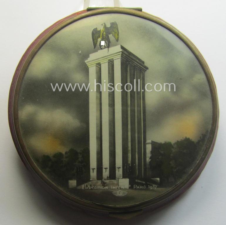 Unusually found, female-related TR-period so-called: 'souvenir'-item (ie. powder-box) being an attractive example that shows a detailed illustration of the German pavillon at the in 1937 held world-fair (ie. 'Exposition Internationale - Paris - 1937')