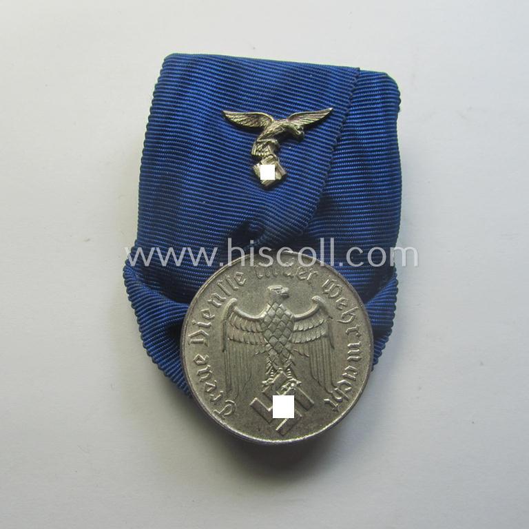 Bright silver-toned WH (Luftwaffe) so-called: 'Einzelspange' showing a: 'WH-Dienstauszeichnung 4. Stufe' (as was intended for 4 years of loyal-service) and that shows a detailed, Luftwaffe-type-eagle-device, period-attached