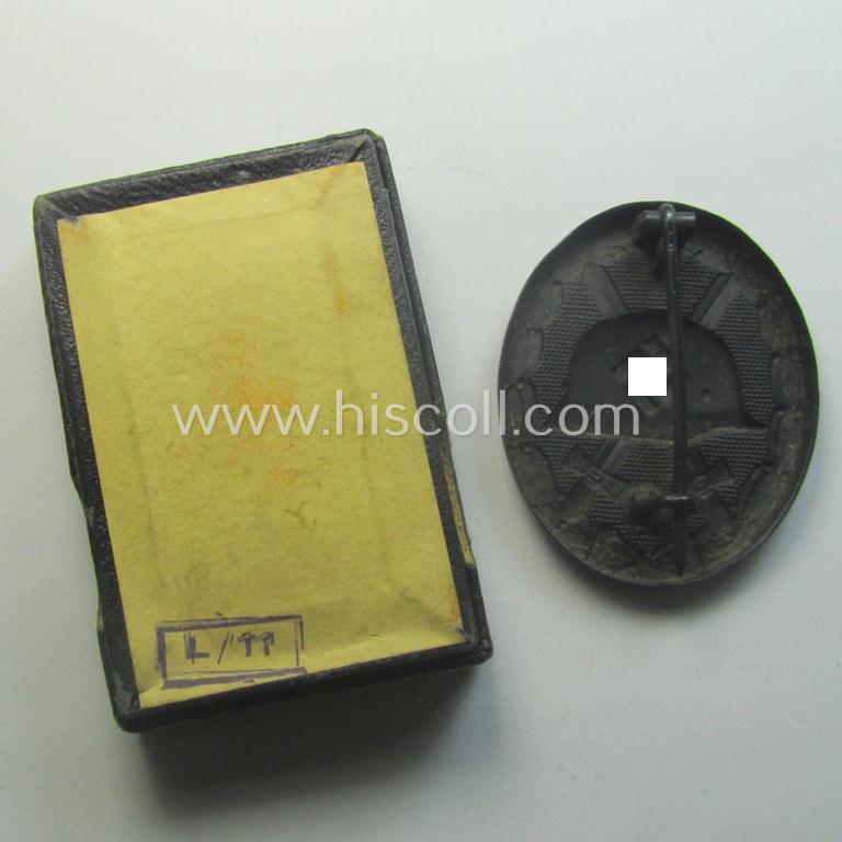 Medal-set: 'Verwundeten-Abz. in Schwarz' (or: black wound-badge) being a maker- (ie. 'L/11'-) marked specimen that comes packed in its original (generic-styled and 2-pieced) 'LDO'-type box of issue (both marked by the: 'Wilhelm Deumer'-company)