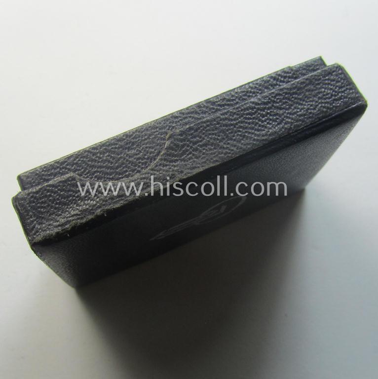 Medal-set: 'Verwundeten-Abz. in Schwarz' (or: black wound-badge) being a maker- (ie. 'L/11'-) marked specimen that comes packed in its original (generic-styled and 2-pieced) 'LDO'-type box of issue (both marked by the: 'Wilhelm Deumer'-company)