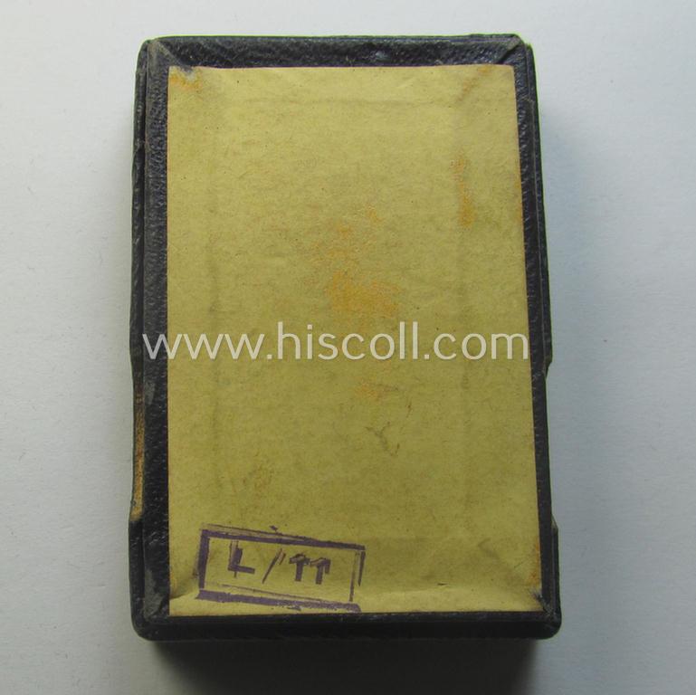 Medal-set: 'Verwundeten-Abz. in Schwarz' (or: black wound-badge) being a maker- (ie. 'L/11'-) marked specimen that comes packed in its original (generic-styled and 2-pieced) 'LDO'-type box of issue (both marked by the: 'Wilhelm Deumer'-company)