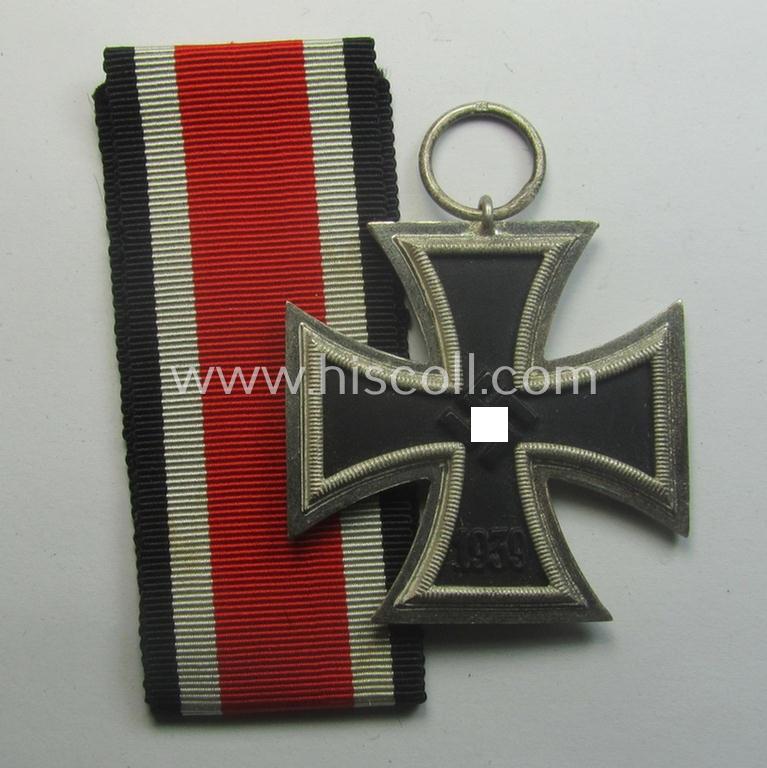 'EK II. Klasse' being a maker- (ie. '4'-) marked example that comes together with its original- and once-mounted ribbon (ie. 'Bandabschnitt') as was produced by the maker (ie. 'Hersteller'): 'Steinhauer u. Lück'