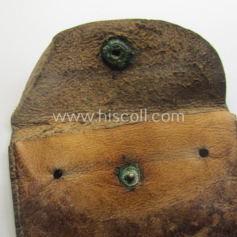 Natural-coloured- and/or genuine leather-based etui (ie. 'Tragetasche') as was intended to store an ID-disc (ie. 'Tragetasche für Erkennungsmarke') and that comes in a clearly used- ie. worn, condition