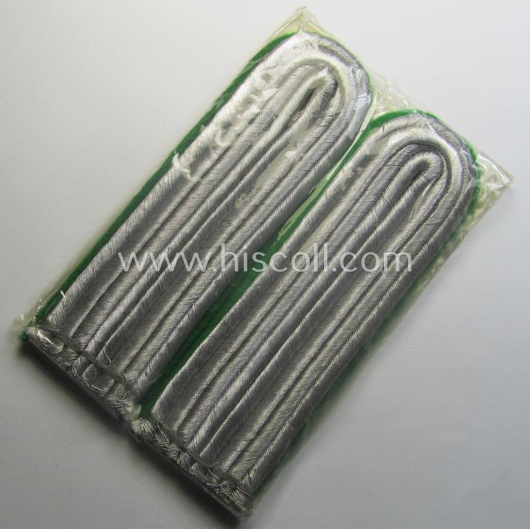 Interesting - and 'virtually mint ie. unissued'! - pair of WH (Heeres), officers'-type shoulderboards: 'Leutnant der Jäger- o. Gebirgsjäger-Trpn.'